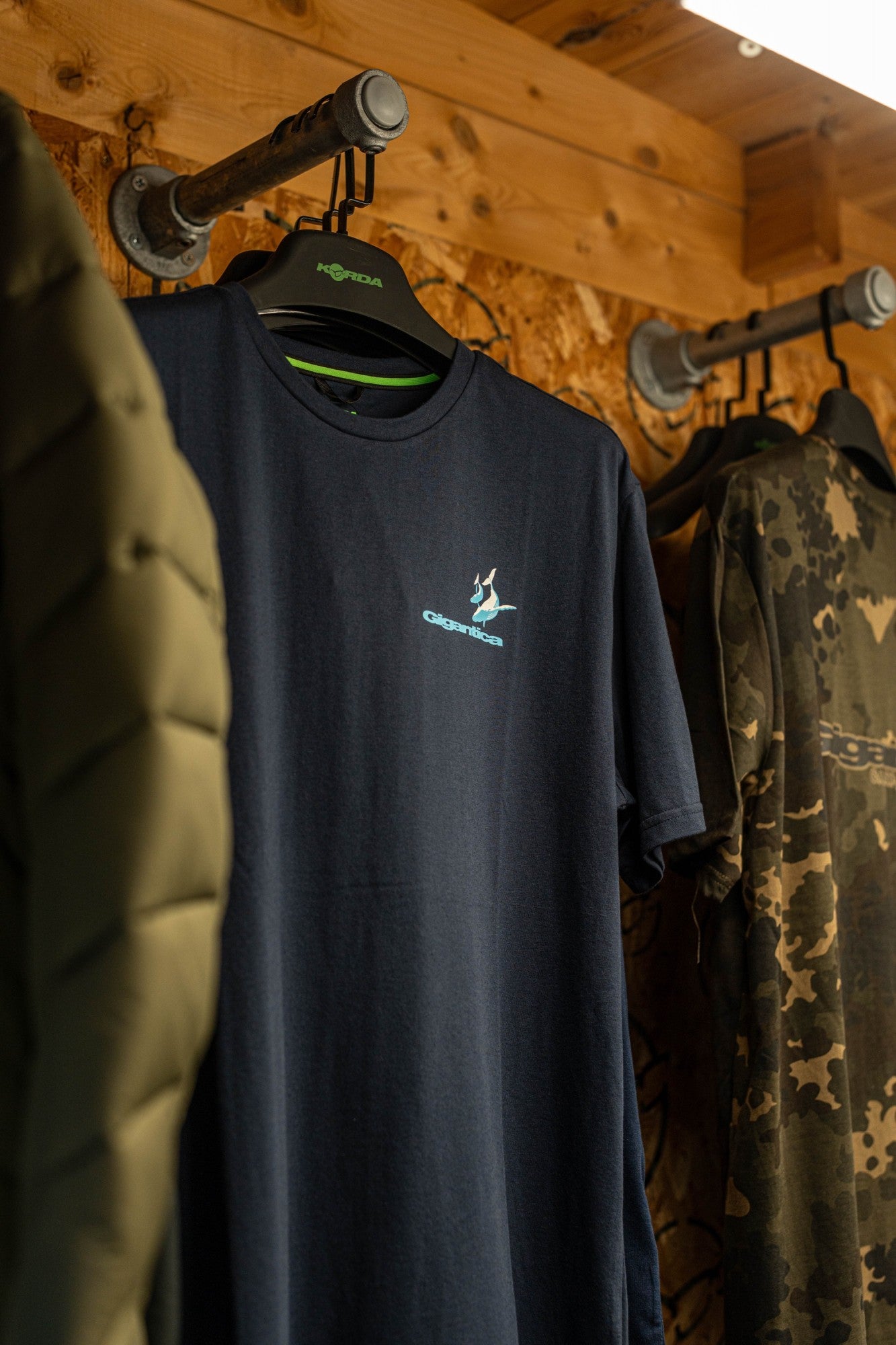 Gigantica Tee