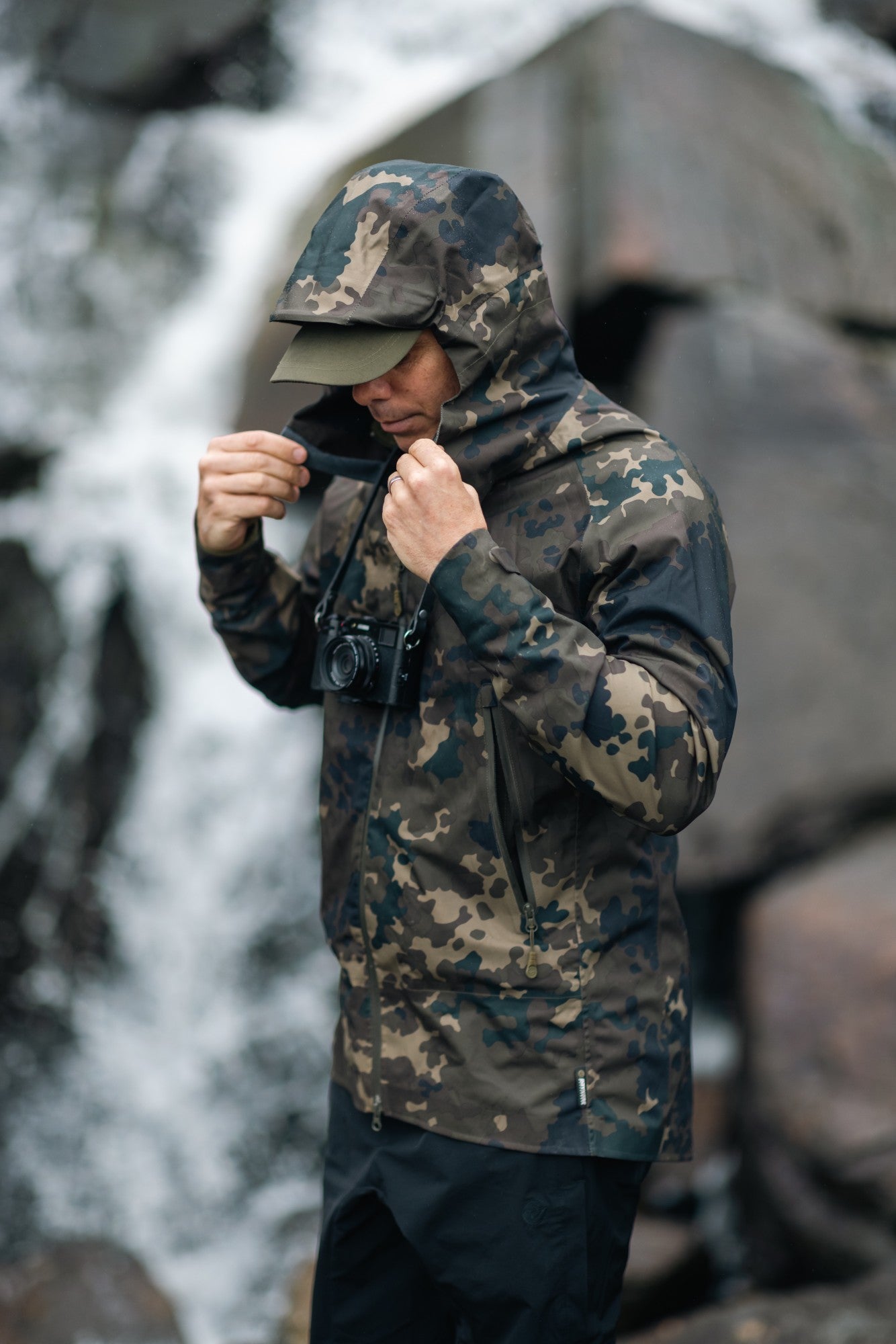 Model/angler in image wears a size L and is 5’9 tall